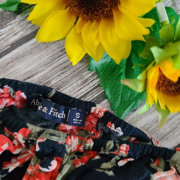 Abercrombie & Fitch — off shoulder crop top blouse - Picture 3 of 3